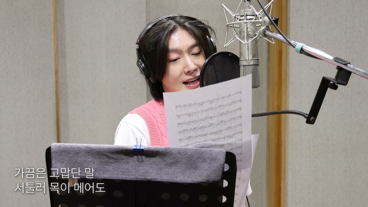 김용빈이 녹음실에서 헤드폰을 쓰고 미소 지으며 '당신뿐입니다'를 부르는 모습
