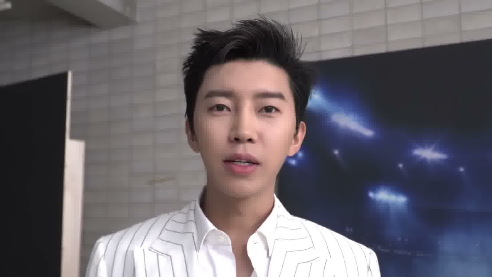 임영웅이 흰 스트라이프 슈트 차림으로 콘서트 포스터 촬영장에서 정면을 보는 모습, 임영웅 공식 유튜브 비하인드 장면