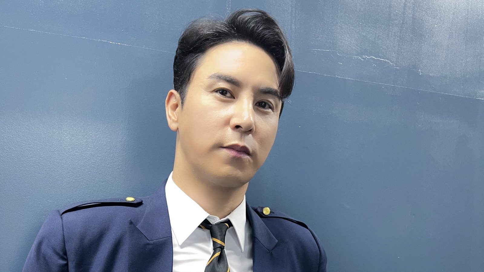 네이비 재킷을 입고 카메라를 응시하는 장민호 자료사진