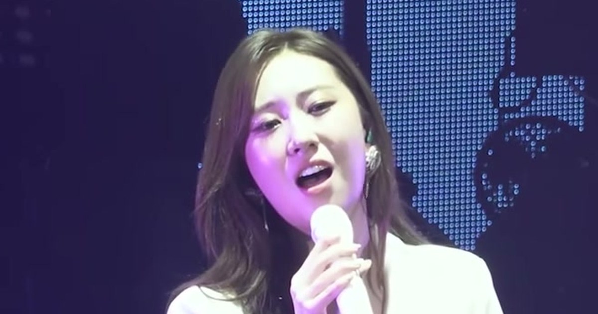 전유진이 흰 드레스 차림으로 팬콘서트 'TWENTY-ONE' 무대에서 노래하는 모습