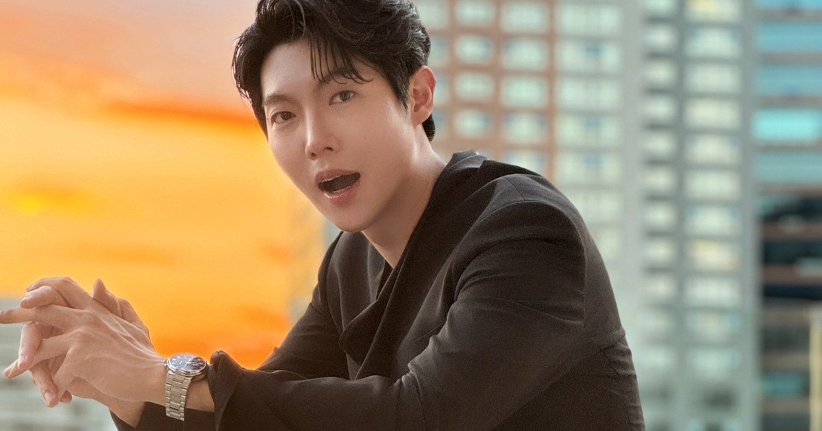 손태진이 노을 지는 도심을 배경으로 의자에 기대앉아 말하는 모습