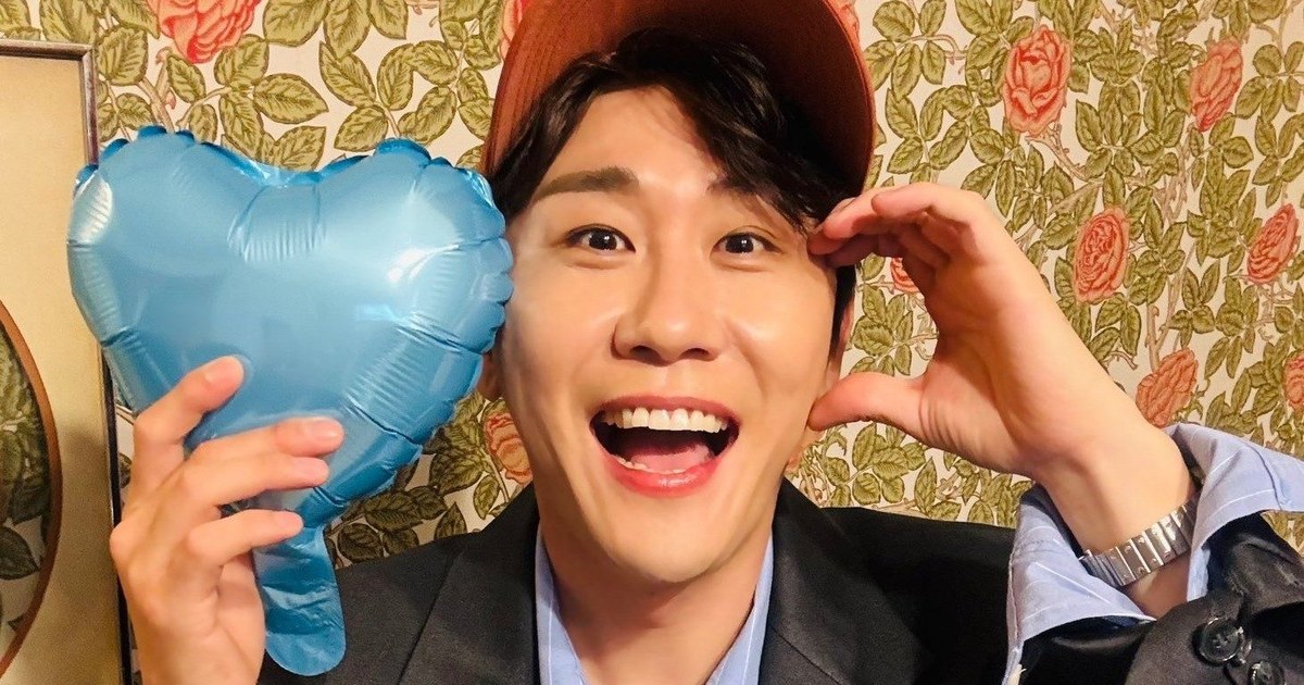 영탁이 파란색 하트 풍선을 들고 밝게 웃는 모습