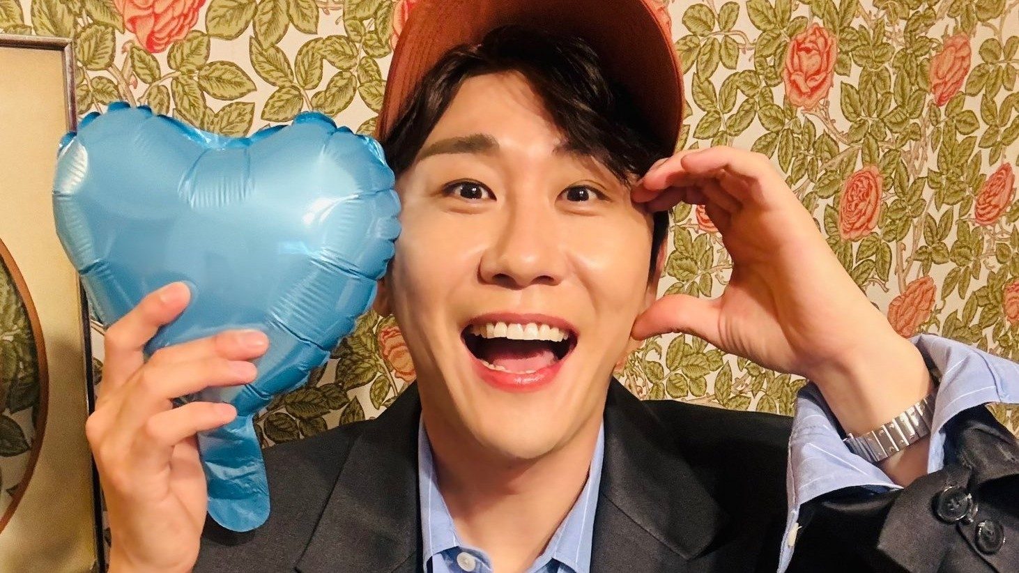 영탁이 파란색 하트 풍선을 들고 밝게 웃는 모습