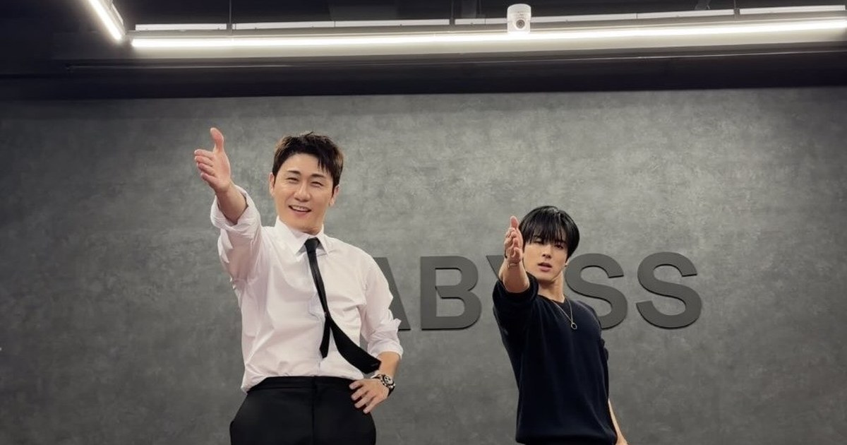영탁이 안경을 쓰고 카메라를 응시하는 모습