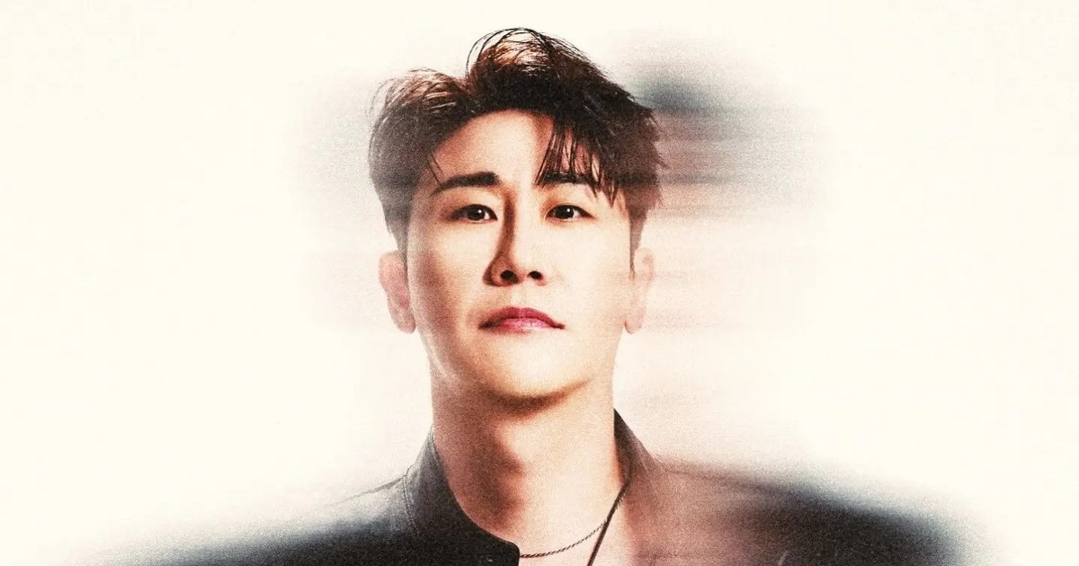 영탁이 정면을 바라보며 상반신을 드러낸 프로필 사진