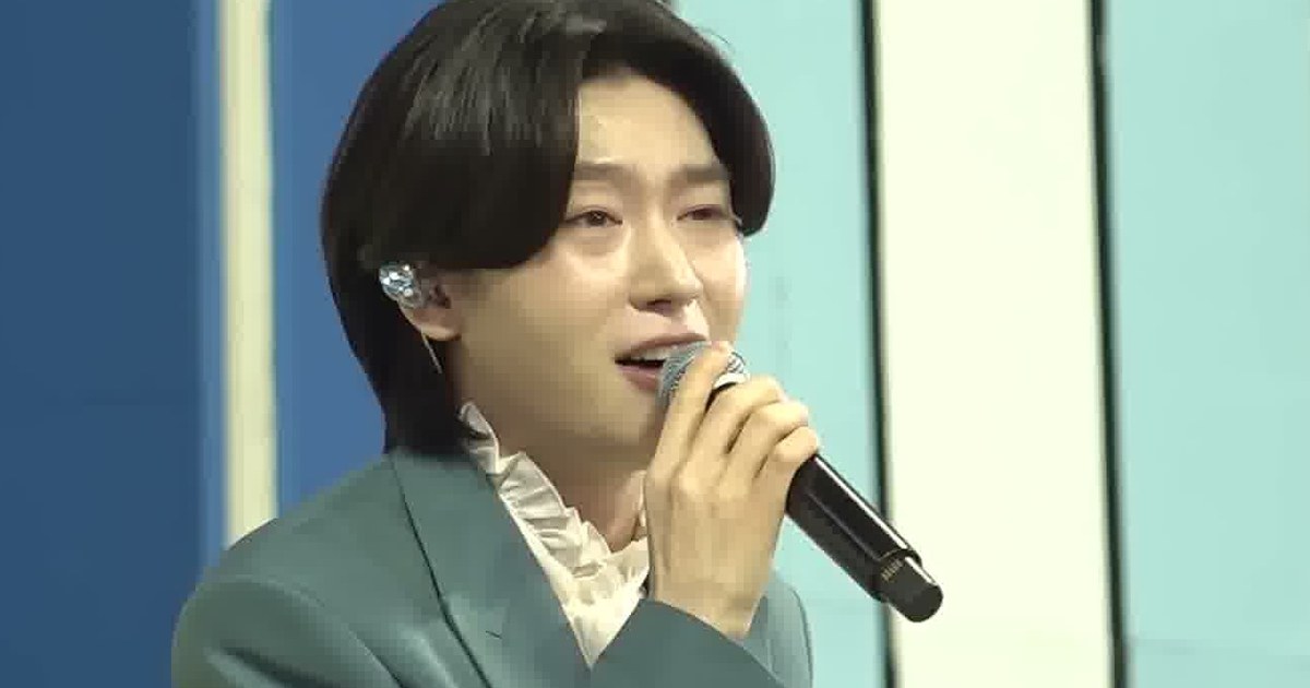 김용빈이 두 눈을 뜨고 마이크를 잡고 무대에서 노래하는 모습