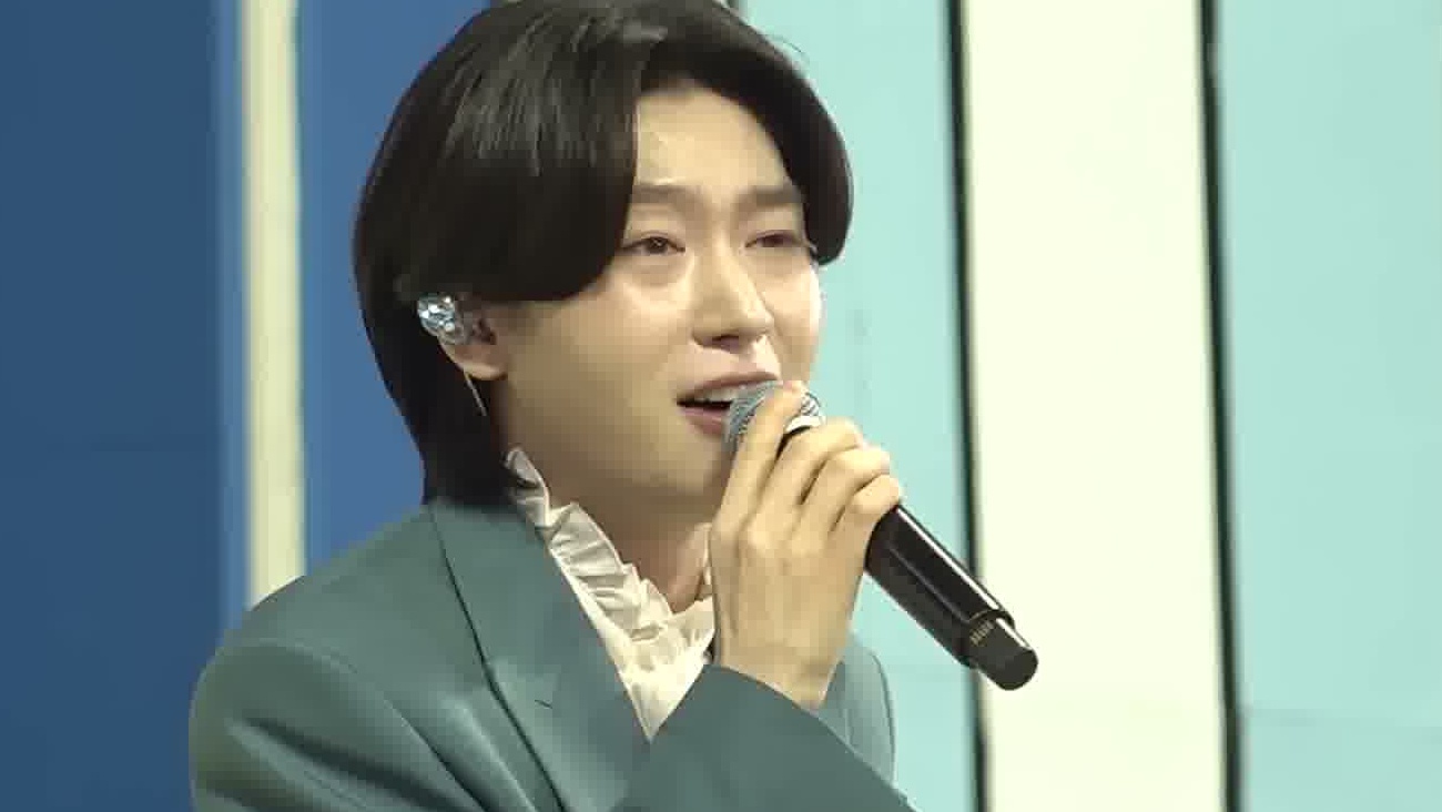 김용빈이 두 눈을 뜨고 마이크를 잡고 무대에서 노래하는 모습