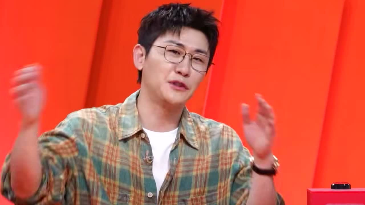 영탁이 KBS2 '사장님 귀는 당나귀 귀' 스튜디오에서 손짓하며 이야기하는 모습