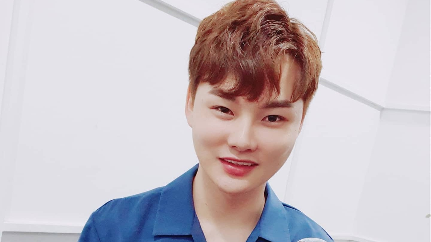 박서진이 파란 셔츠 차림으로 밝게 웃으며 카메라를 보는 모습