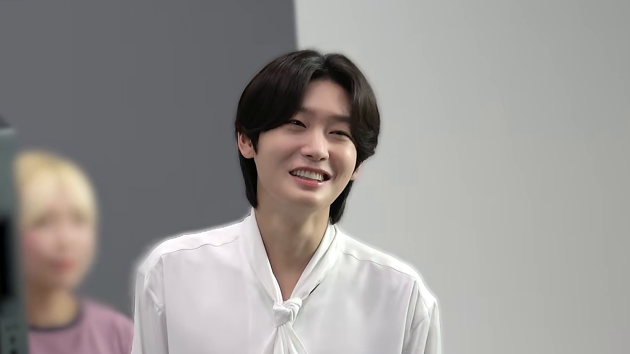 흰 블라우스 차림의 김용빈이 환하게 웃는 상반신 모습