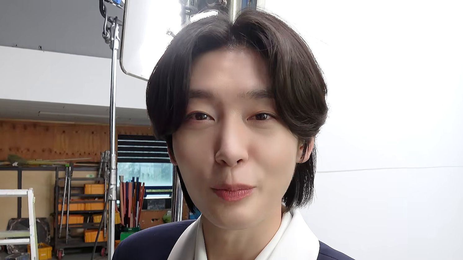 감색 재킷에 흰 셔츠 차림의 김용빈이 정면을 보며 이야기하는 모습