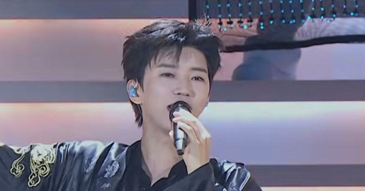임영웅이 콘서트 무대에서 마이크를 들고 노래하는 자료사진
