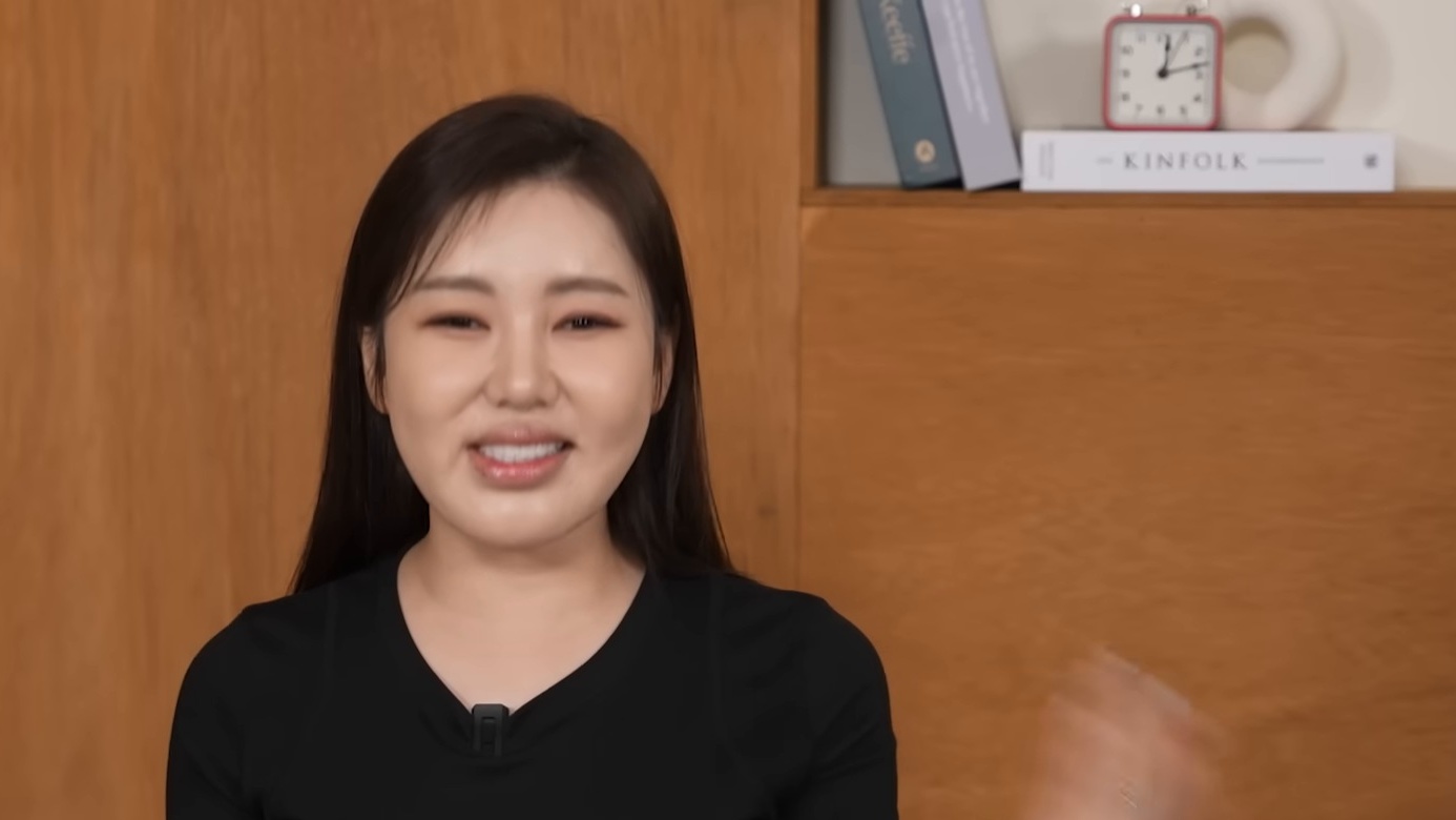 나무 벽을 배경으로 환하게 웃는 송가인