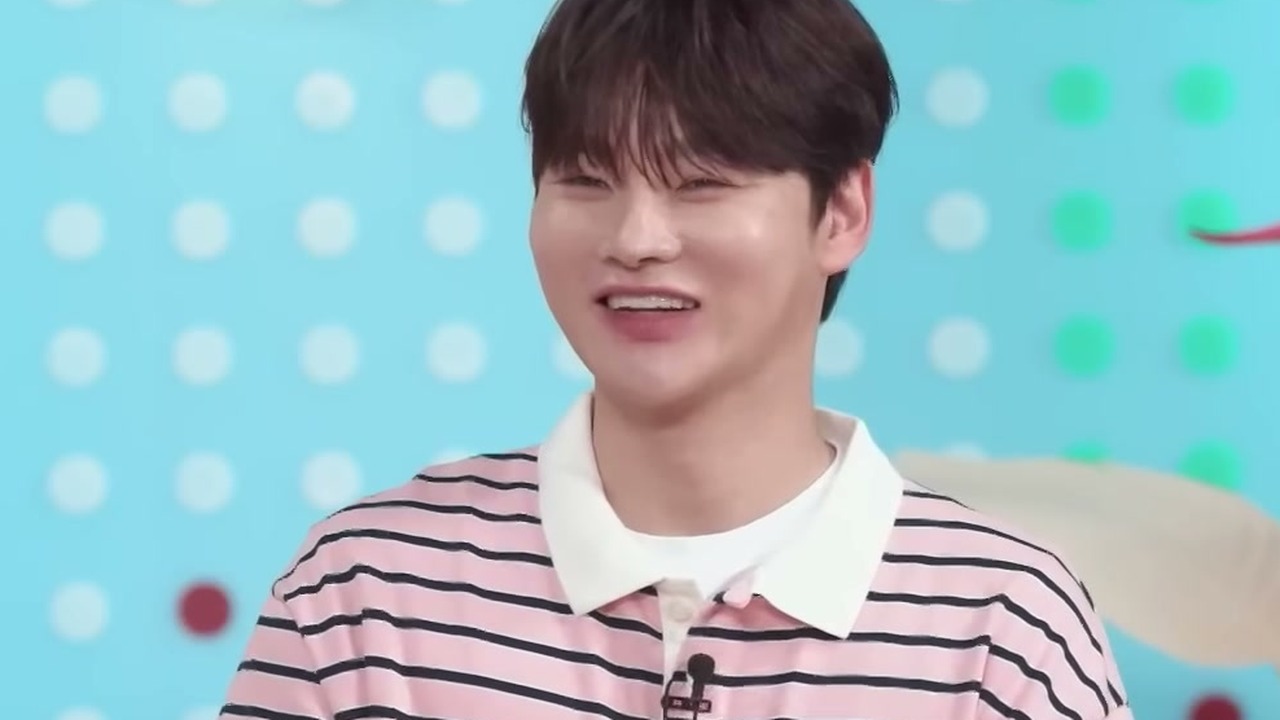박서진이 줄무늬 폴로셔츠 차림으로 환하게 웃고 있는 모습(자료사진)