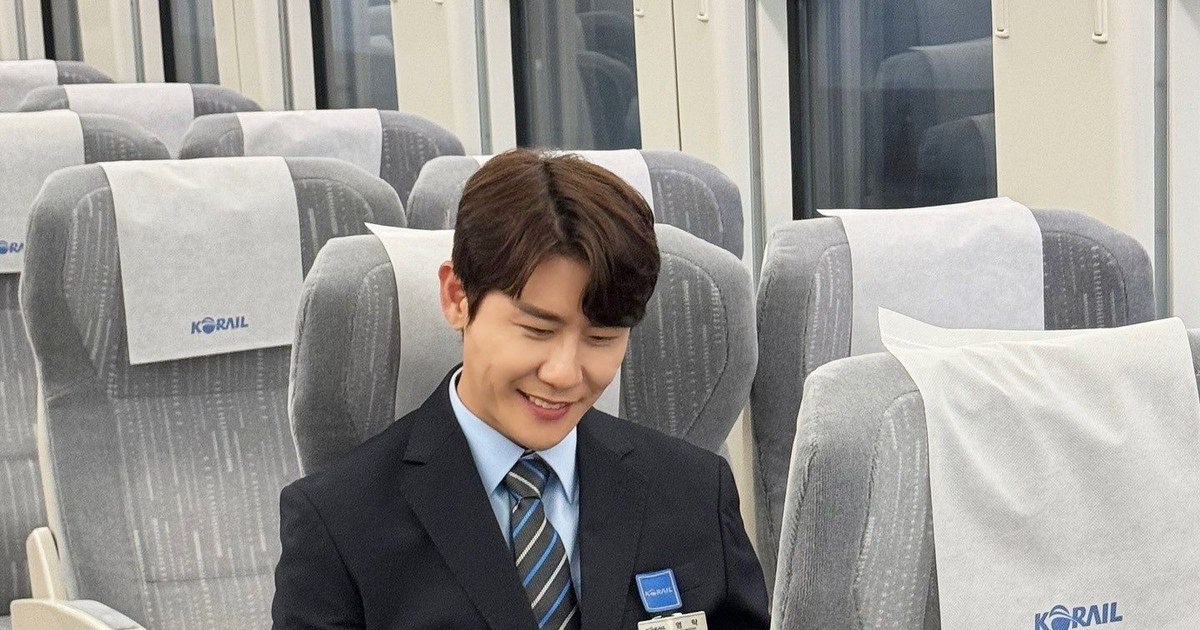 영탁이 열차 좌석에 앉아 환하게 웃고 있는 모습