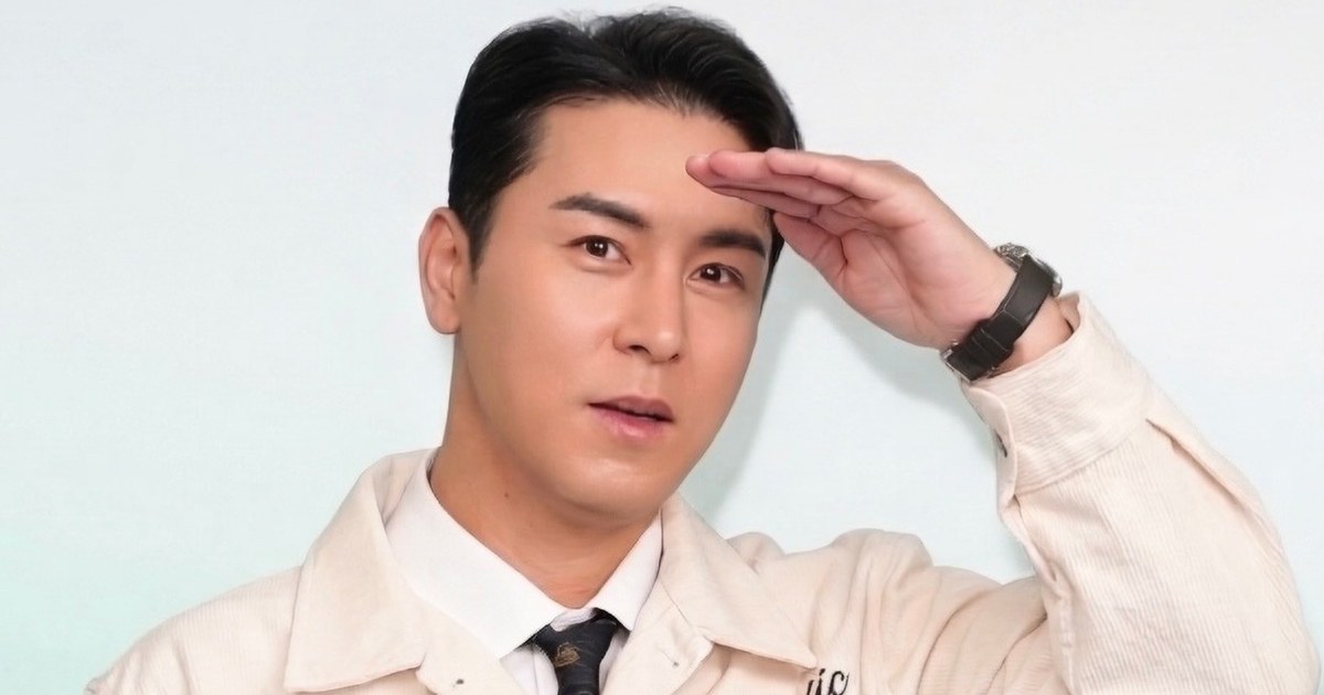 한 손을 이마에 대고 먼 곳을 바라보는 장민호