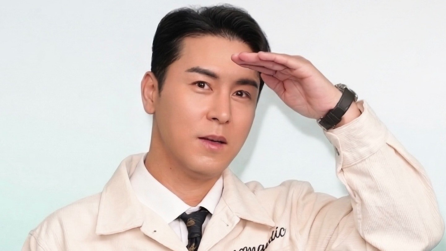 한 손을 이마에 대고 먼 곳을 바라보는 장민호