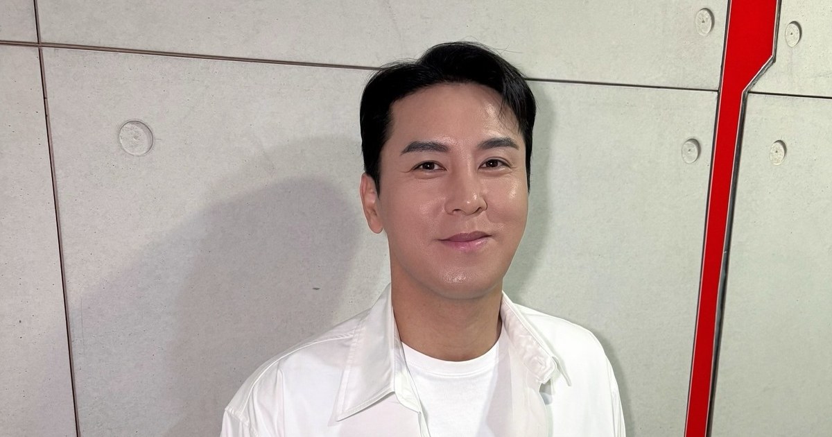 흰 셔츠 차림으로 정면을 보며 은은하게 미소 짓는 장민호