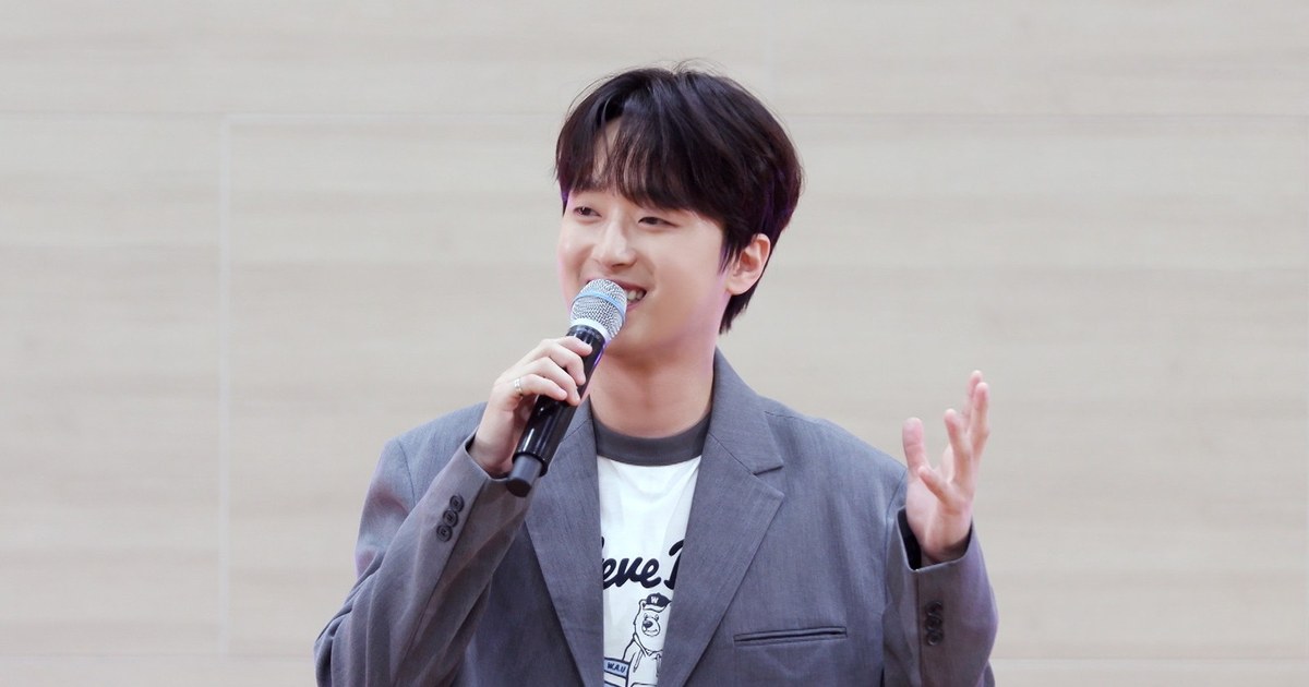 이찬원이 마이크를 들고 환하게 웃으며 이야기하는 모습
