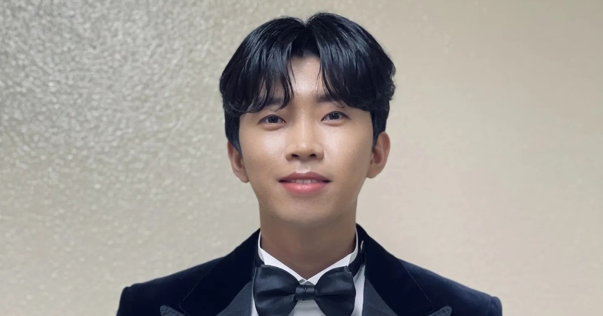 나비넥타이에 검은 벨벳 재킷을 입고 정면을 바라보는 임영웅