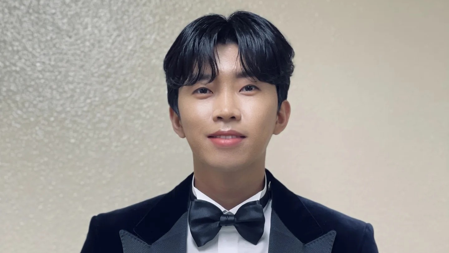 나비넥타이에 검은 벨벳 재킷을 입고 정면을 바라보는 임영웅