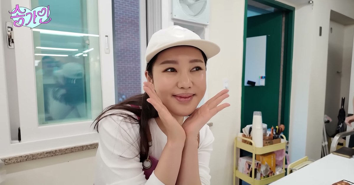 흰 모자를 쓴 송가인이 두 손을 볼에 대고 웃는 모습