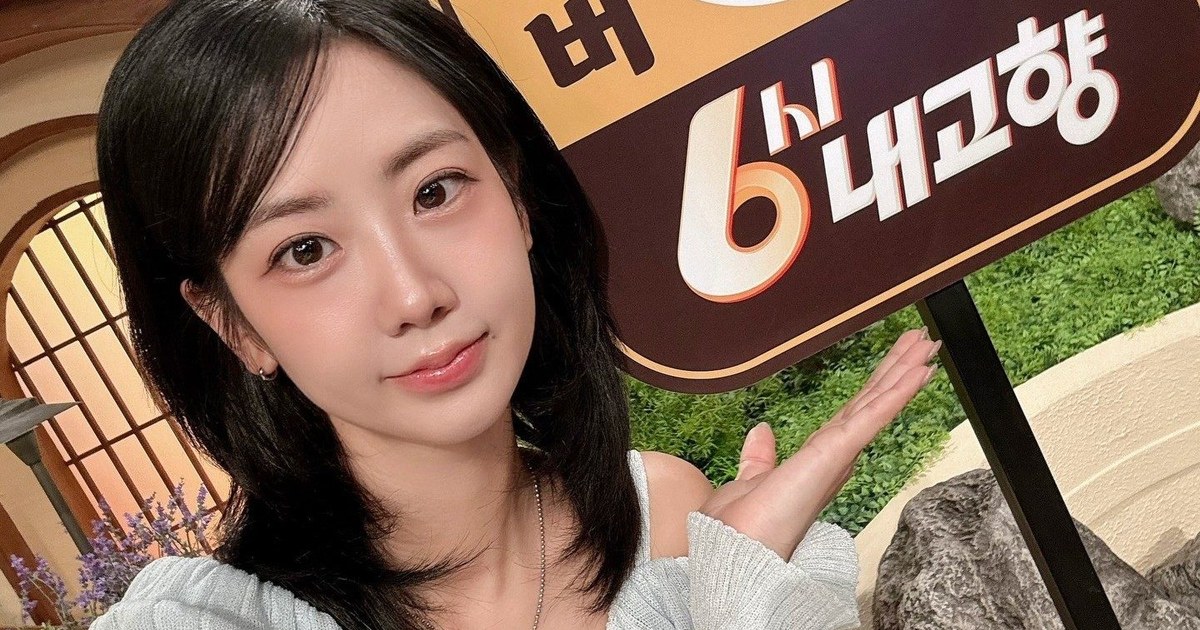강혜연이 KBS 6시 내고향 안내판 옆에서 손으로 안내판을 가리키며 웃는 모습
