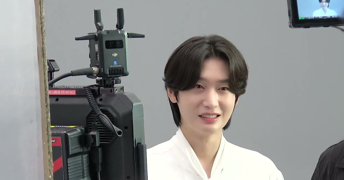 흰 옷 차림으로 촬영장에서 환하게 웃는 김용빈