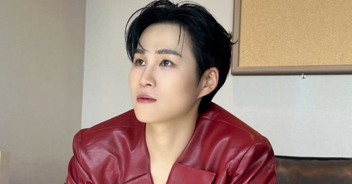 붉은 가죽 재킷을 입고 옆쪽을 바라보는 김희재