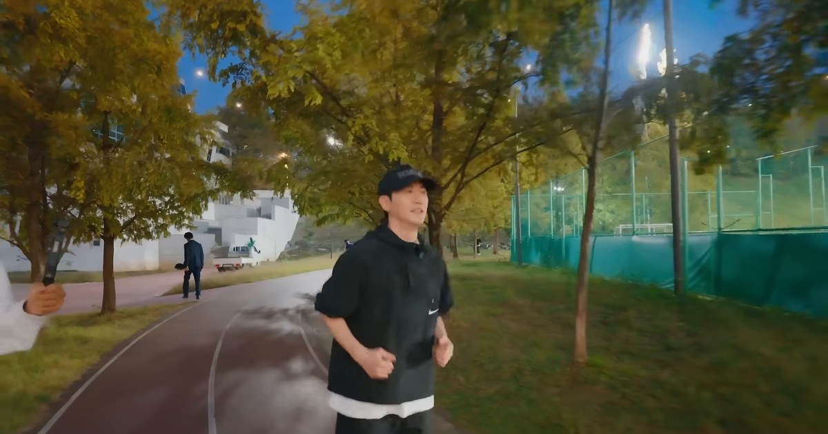 검은 모자와 러닝복 차림의 영탁이 트랙을 달리는 모습