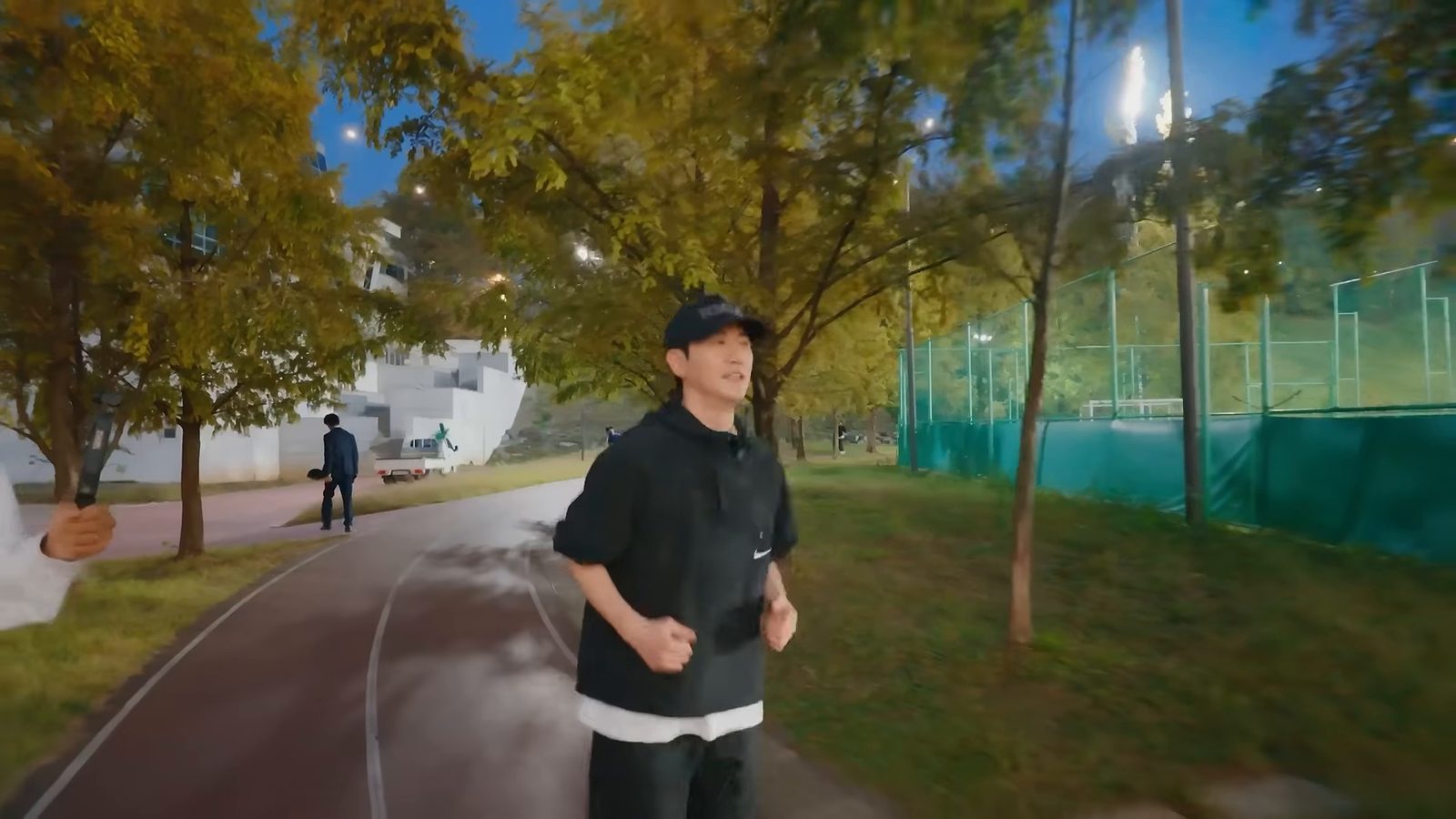 검은 모자와 러닝복 차림의 영탁이 트랙을 달리는 모습