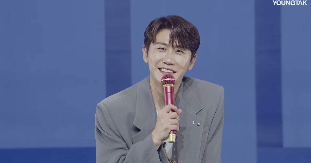 미니앨범 SuperSuper 쇼케이스에서 마이크를 들고 환하게 웃는 영탁