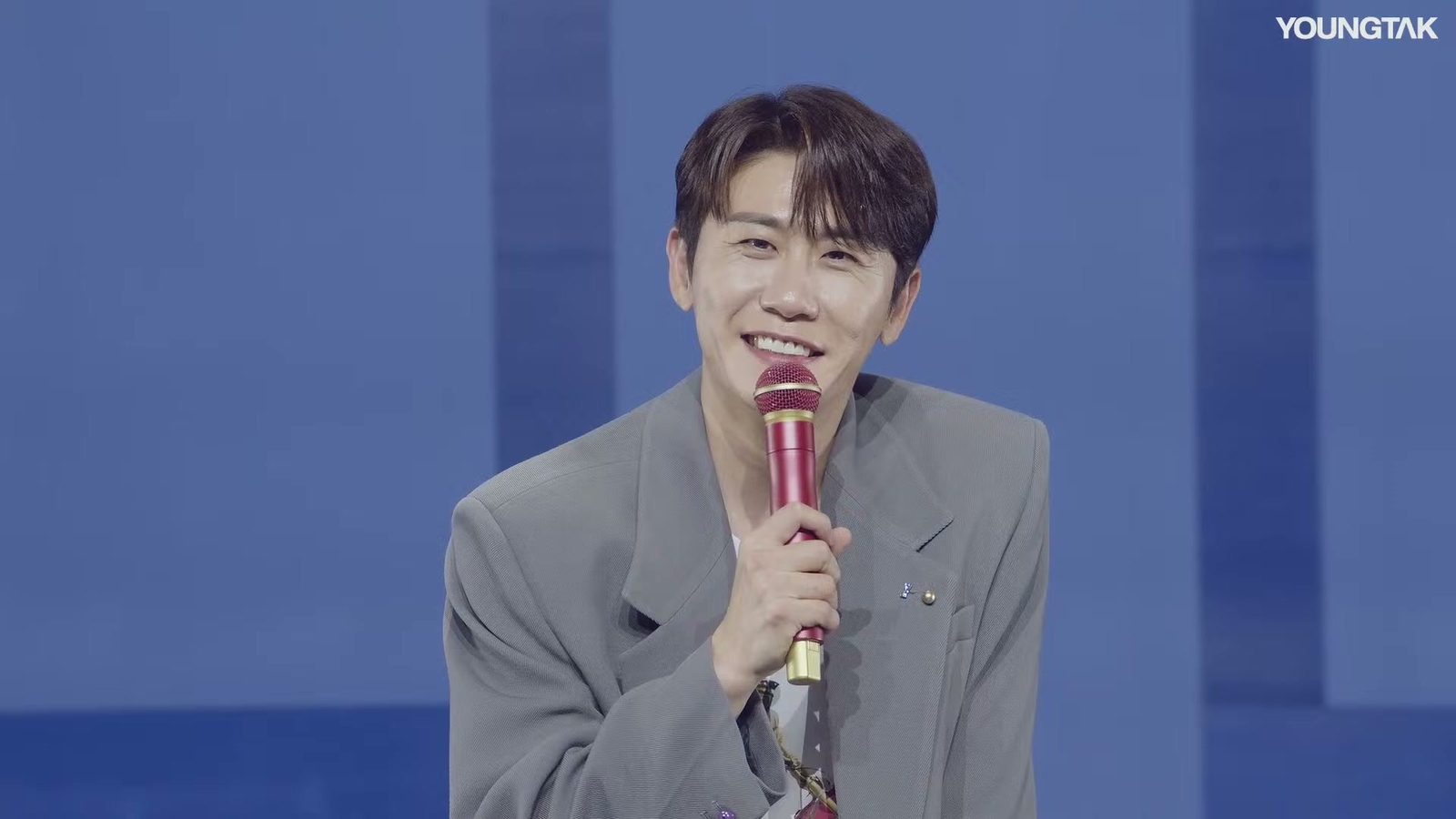 미니앨범 SuperSuper 쇼케이스에서 마이크를 들고 환하게 웃는 영탁