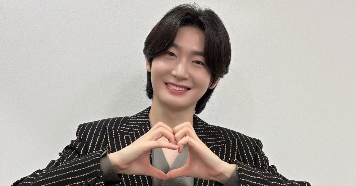두 손으로 하트를 만들며 웃는 김용빈